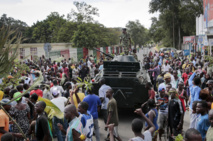 Militares y civiles en Burundi