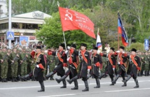 Una de las marchas conmemorativas de la victoria sobre el nazismo, con la bandera roja, uno de los símbolos prohibidos en la nueva ley