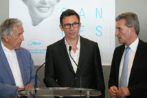 El comisario Oettinger, a la derecha, con los directores de cine El comisario Oettinger, a la derecha, con los directores de cine