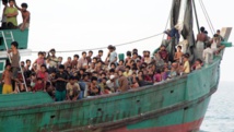 Inmigrantes esperan en un barco frente a las costas de Aceh, en Indonesia Inmigrantes esperan en un barco frente a las costas de Aceh, en Indonesia