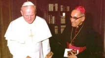 El arzobispo Romero-a la derecha-con el papa Juan Pablo II