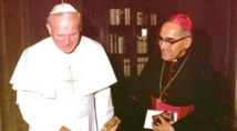 El arzobispo Romero-a la derecha-con el papa Juan Pablo II El arzobispo Romero-a la derecha-con el papa Juan Pablo II