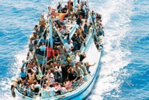 Una barca con emigrantes en el Mediterráneo Una barca con emigrantes en el Mediterráneo