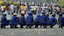 Policías y manifestantes en Burundi