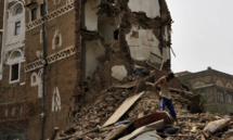 Un edificio del centro histórico de Saná destruido por un bombardeo