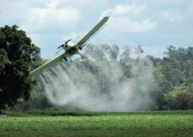 Un avión rociando glifosato