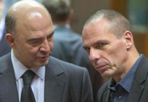 Los ministros de Finanzas de Francia, Moscovici-a la izquierda-y de Grecia, Varufakis.