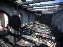 Un cura observa los daños en la iglesia de Tabgha Un cura observa los daños en la iglesia de Tabgha