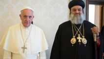 El papa Francisco, a la izquierda, y el papa Ignacio Aphrem II