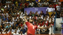 Algunas mujeres ven el partido de voleibol