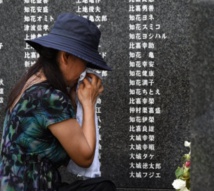 Una mujer llora ante el monumento a los muertos en la batalla de Okinawa