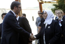 Vucic-a la izquierda-le da la mano a Subasic, la presidenta de la asociación de madres de victimas. Vucic-a la izquierda-le da la mano a Subasic, la presidenta de la asociación de madres de victimas.