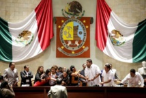 Diputados del PRI ocupando la mesa presidencial en Oaxaca Diputados del PRI ocupando la mesa presidencial en Oaxaca