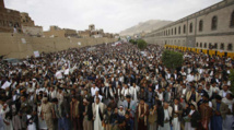 Manifestantes protestan contra los bombardeos saudís en Saná.