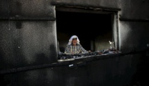 Una de las casas dañada por las llamas en Duma