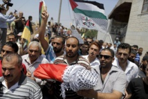 Manifestantes llevan el cuerpo del bebé asesinado Manifestantes llevan el cuerpo del bebé asesinado