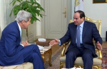 Kerry-a la izquierda-con Sisi Kerry-a la izquierda-con Sisi
