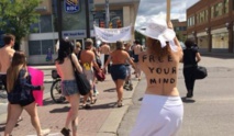 Manifestación en Canadá para defender el derecho a andar en tetas