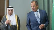 Lavrov-a la derecha-con el ministro saudí de Exteriores