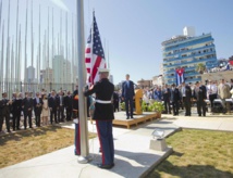 Un marine iza la bandera estadounidense en La Habana, Cuba