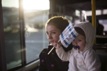 Una inmigrante judía ucraniana llega a Tel Aviv con su hija Una inmigrante judía ucraniana llega a Tel Aviv con su hija
