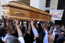 La gente lleva el ataúd de Vittorio Casamonica La gente lleva el ataúd de Vittorio Casamonica