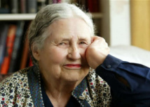 Subversiva matrona de burdel: así veían espías a Doris Lessing