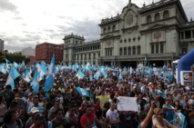 Manifestantes pidiendo la renuncia del presidente