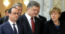 De izquierda a derecha, Hollande, Poroshenko y Merkel