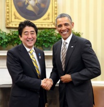 Abe-a la izquierda-y Obama.