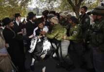 Cientos de ultraortodoxos protestan contra Intel por mantener su actividad en Shabat Cientos de ultraortodoxos protestan contra Intel por mantener su actividad en Shabat