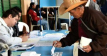 Un hombre vota en Guatemala