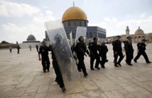 Policías israelíes ante la mezquita