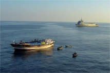 Un barco pesquero somalí frente a un barco de guerra francés