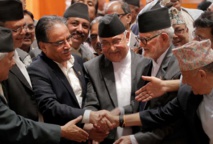 Los tres principales líderes de Nepal se dan la mano tras el acuerdo Los tres principales líderes de Nepal se dan la mano tras el acuerdo