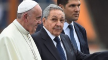 El papa-a la izquierda-y Raúl Castro