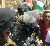 Policías israelíes y manifestantes palestinos en Hebrón