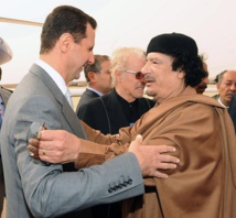 Bashar Al Asad-a la izquierda-con Muammar Al Qaddafi, en agosto de 2010