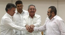De izquierda a derecha, Juan Manuel Santos, Raúl Castro y Timochenko