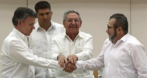 De izquierda a derecha, Juan Manuel Santos, Raúl Castro y Timochenko De izquierda a derecha, Juan Manuel Santos, Raúl Castro y Timochenko