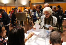 Una mujer vota en las elecciones