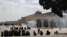 Policías israelíes y manifestantes palestinos cerca de Al Aqsa