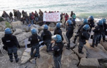 Policías e inmigrantes cerca de la frontera entre Italia y Francia Policías e inmigrantes cerca de la frontera entre Italia y Francia