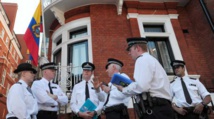 Policías ante la embajada ecuatoriana en Londres Policías ante la embajada ecuatoriana en Londres