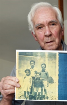 Antonio Delafuente, que fue internado en Rivesaltes, muestra una foto de su familia Antonio Delafuente, que fue internado en Rivesaltes, muestra una foto de su familia