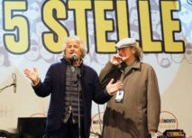 Beppe Grillo, a la izquierda Beppe Grillo, a la izquierda