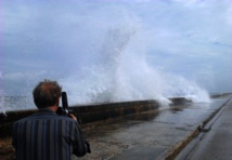 Julien Temple filma el malecón de La Habana, en Cuba Julien Temple filma el malecón de La Habana, en Cuba