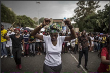 Estudiantes sudafricanos manifestándose contra la subida de las tasas