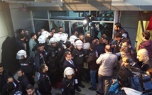 Policías y periodistas en la sede de una de las televisiones cerradas