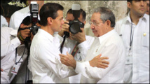 Enrique Peña Nieto-a la izquierda-y Raúl Castro